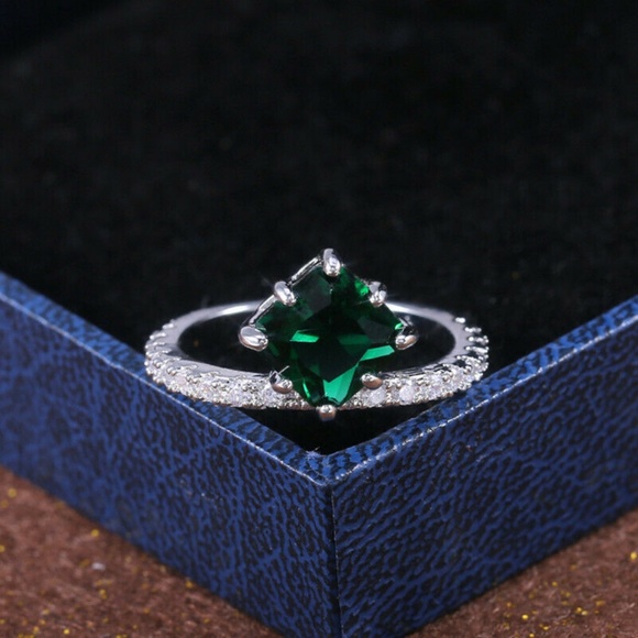 Gorgeous 925 Silver Emerald Ring New - Picture 3 of 4